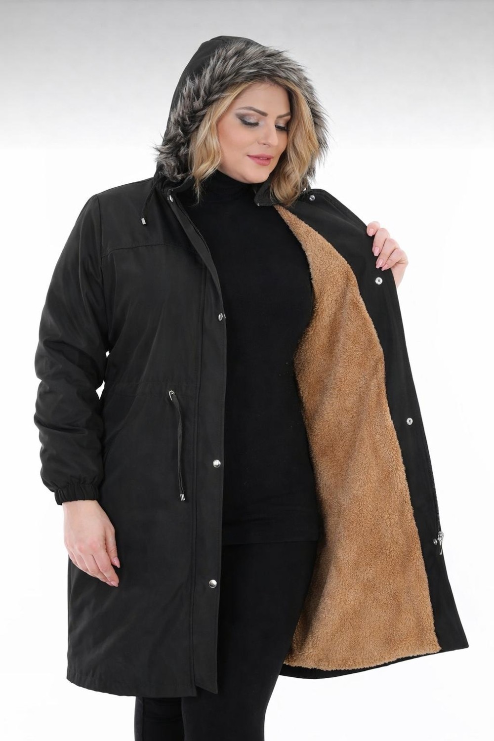 TUTveAL Collection Kadın Suya Dayanıklı Büyük Beden Mont Kapüşonlu Uzun Siyah Mont Bonded Kumaş Içi Kürklü Mont görsel 3