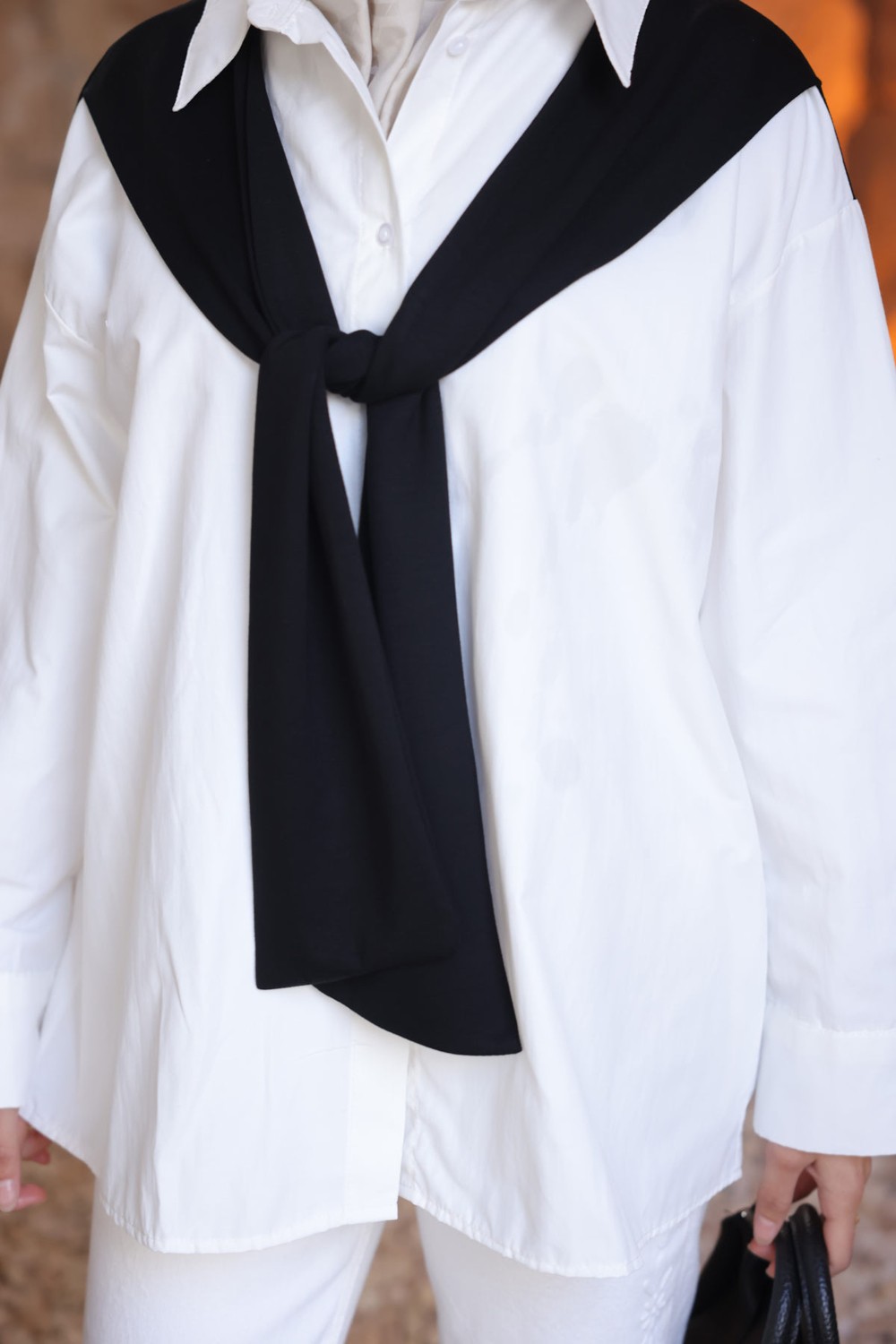 İmaj Butik Beyaz Siyah Atkı Detaylı Oversize Garnili Gömlek görsel 4
