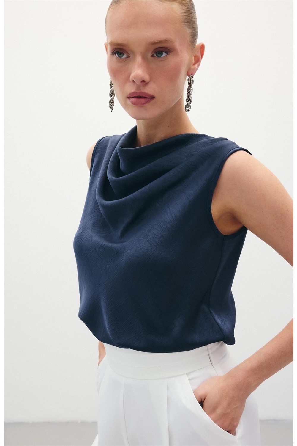 Sateen Degaje Yaka Saten Bluz - Siyah görsel 6