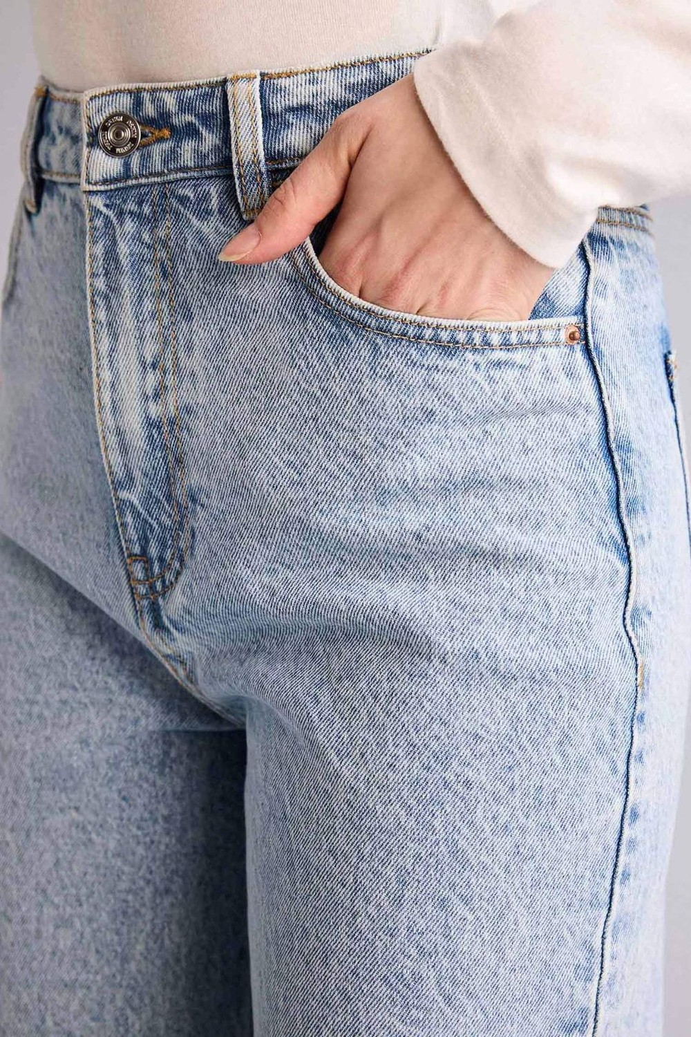DeFacto %100 Pamuk 90's Wide Leg Yüksek Bel Düz Paça Uzun Jean Kar Yıkamalı Pantolon G4923AX26SM görsel 4