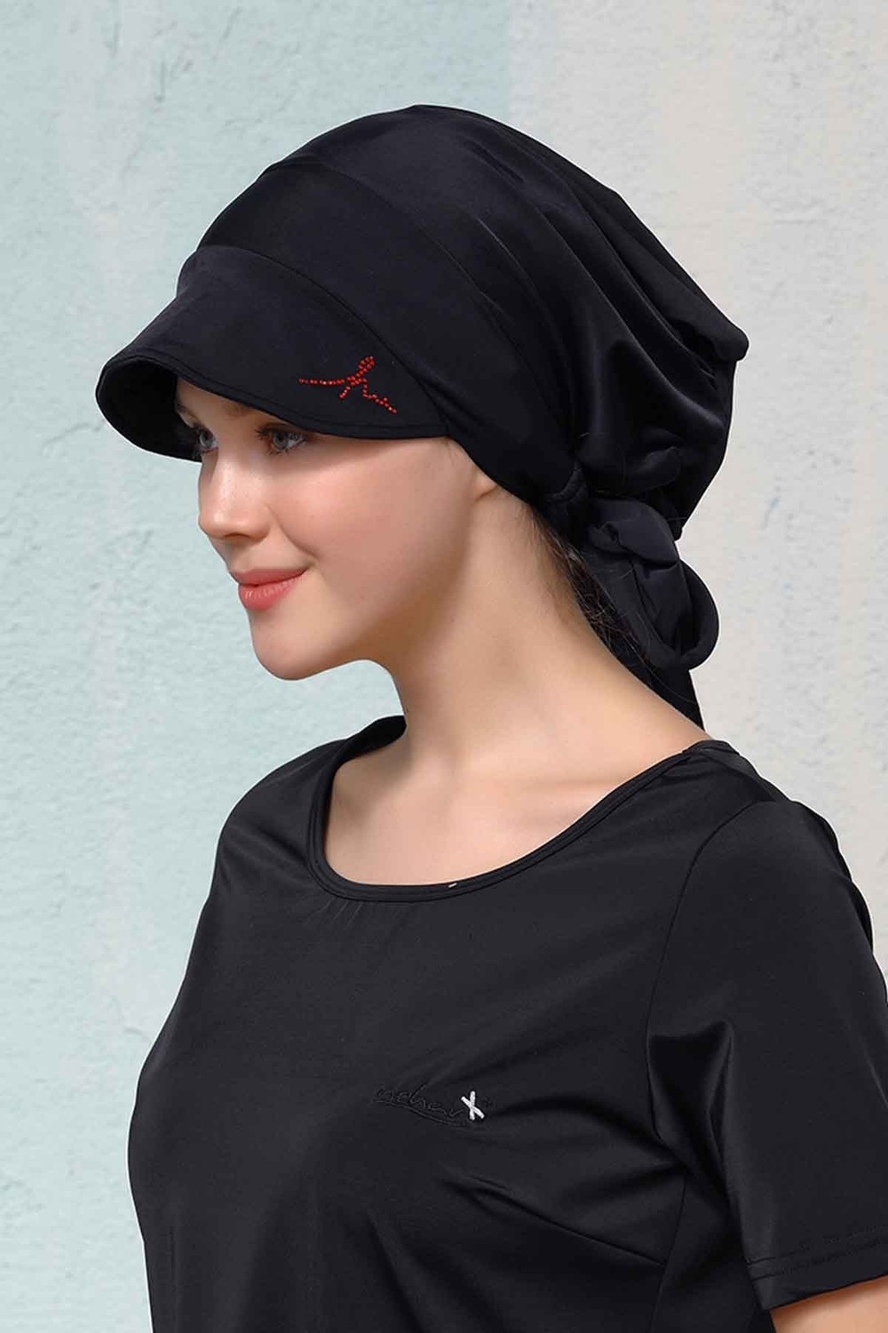Haşema Siyah İmzalı Vizör Deniz Bonesi Polyester Malzeme ile Esnek ve Nefes Alan Özellikte