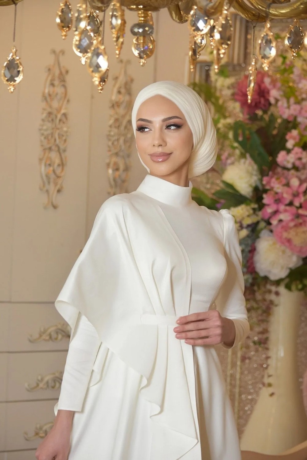 Mahidevran Beyaz Abiye Elbise Kırık Beyaz Renk Tek Omuz Pelerin Detaylı Şık Tasarım görsel 7