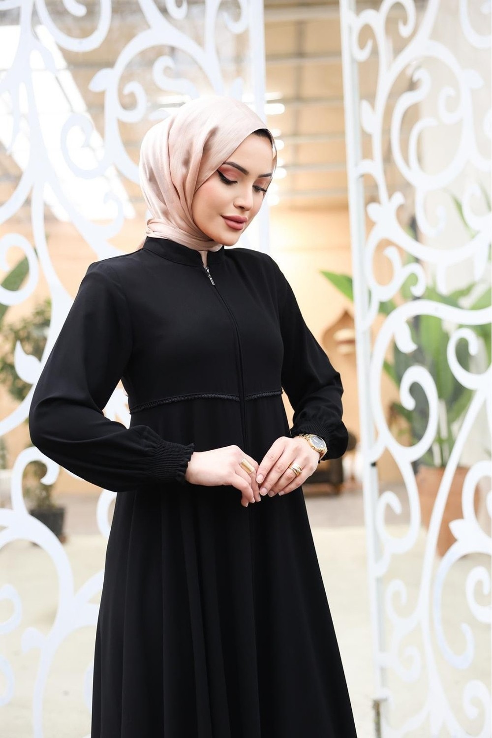 Moda Morfo Beli Fistolu Omuzları Vatkalı Kolu Lastikli Ferace -Siyah görsel 3