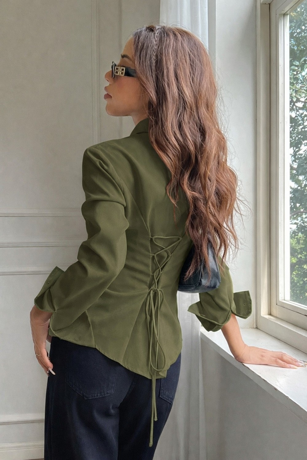 Tarz Cool Kadın Arkası Bağcıklı Gömlek Slim Fit Günlük ve Ofis Kombin Modern Tasarım