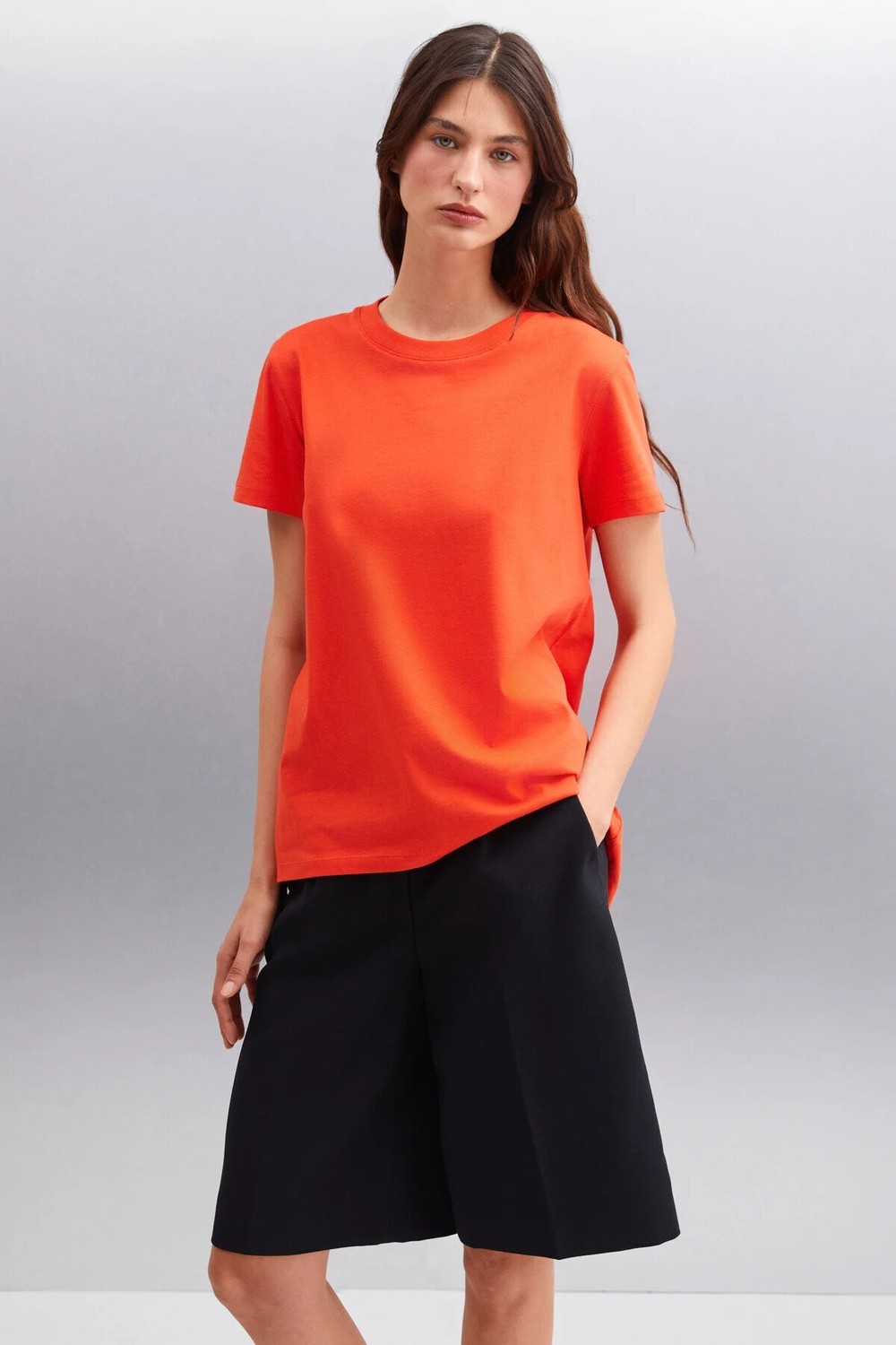Grimelange Samantha Kadın %100 Organik Pamuklu Comfort Fit Arkası Uzun Basic Örme Beyaz T-shirt görsel 3