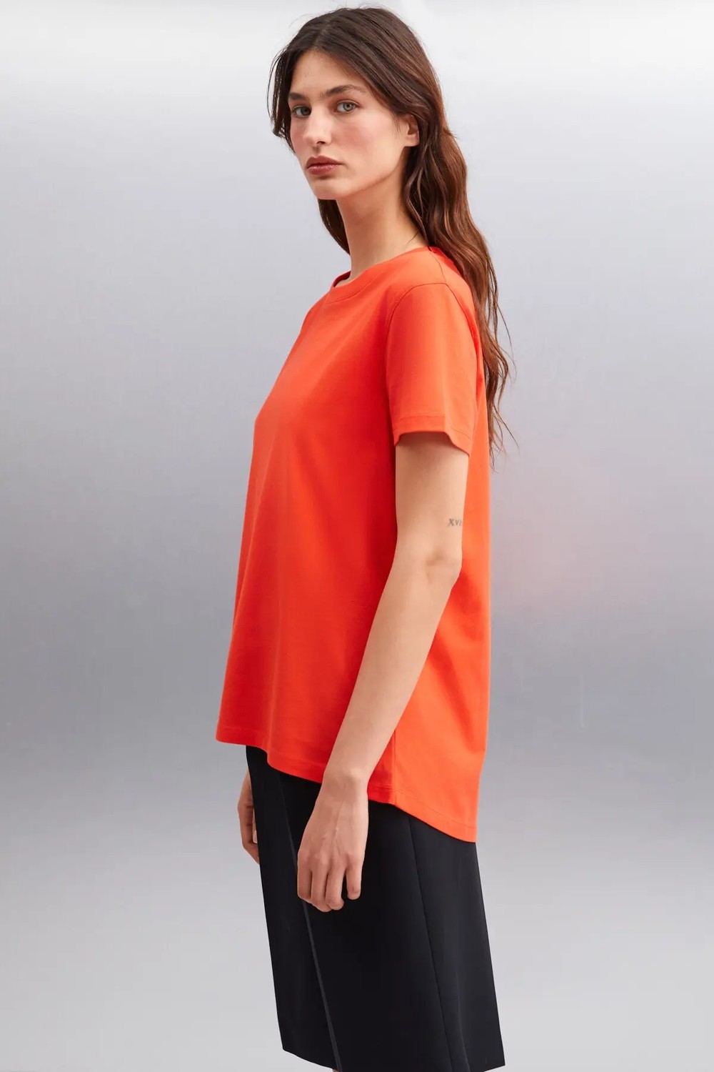 Grimelange Samantha Kadın %100 Organik Pamuklu Comfort Fit Arkası Uzun Basic Örme Beyaz T-shirt görsel 4