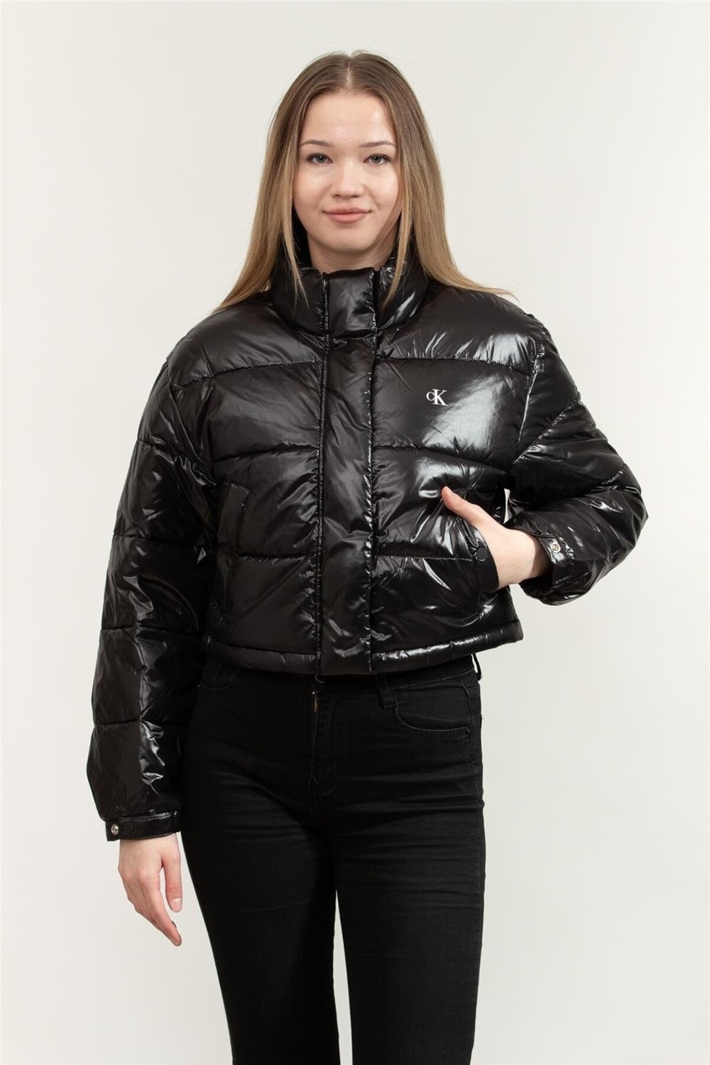 Calvin Klein Kadın Shıne Crop Puffer Jacket Siyah Uzun Kol Günlük Mont Normal Yaka LV047D504GUB1 görsel 4