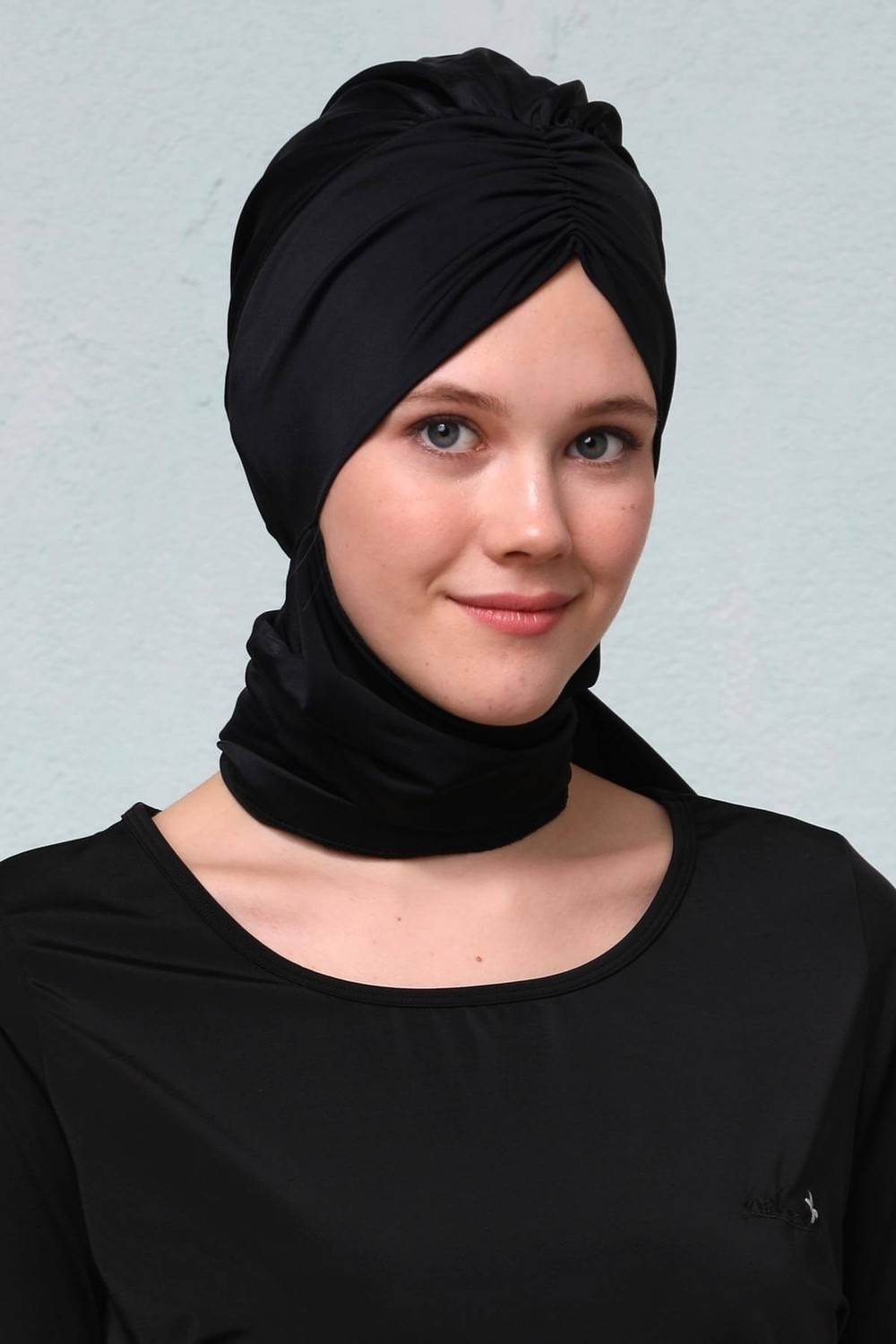Haşema İmzalı Siyah Büzgülü Deniz Bonesi %100 Polyester Kumaş Özelliği ile Kadınlar İçin Rahat Kullanım