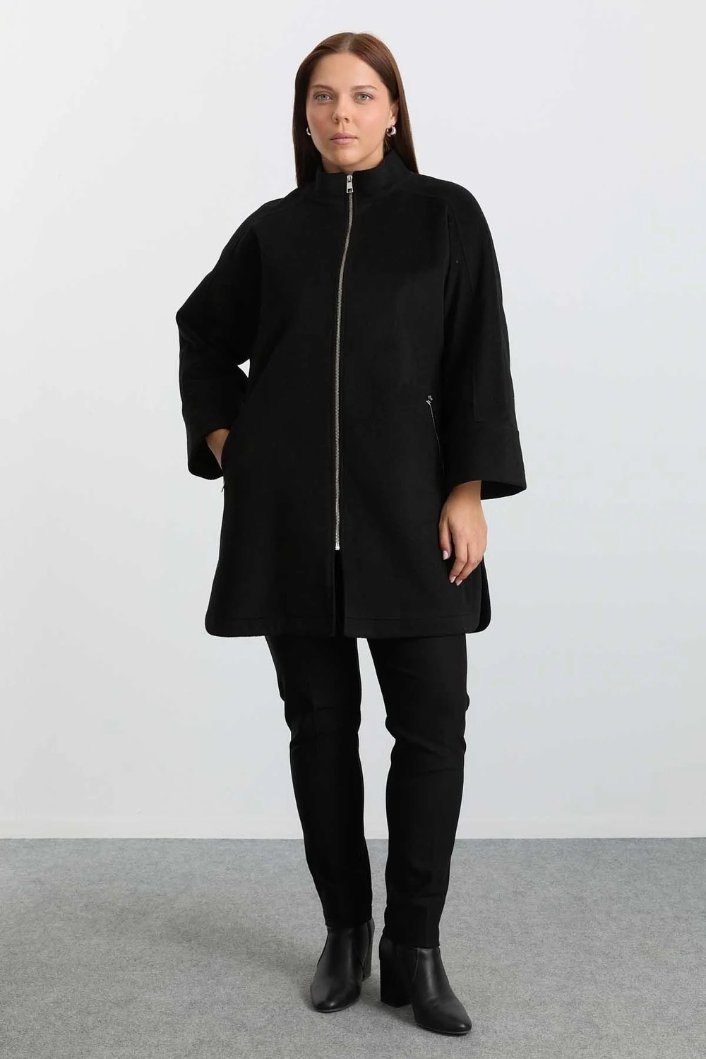 Selen Büyük Beden Fermuarlı Yanları Yuvarlak Kaban / Siyah