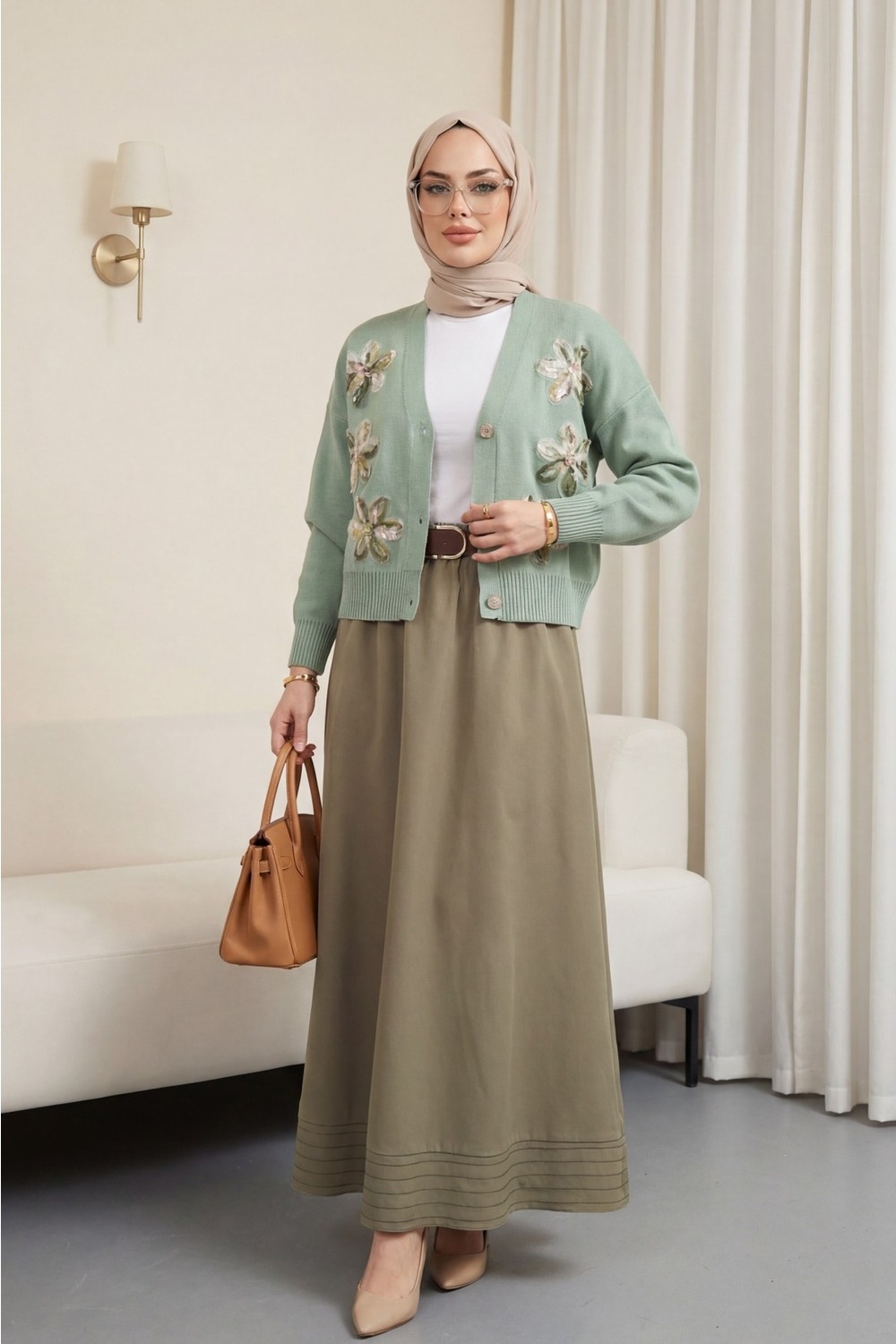 Moda Morfo Önü Pul Ve Çiçek Detaylı Düğmeli Triko Hırka -Siyah görsel 3