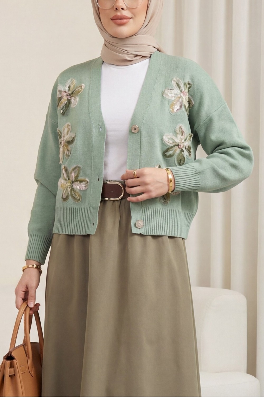 Moda Morfo Önü Pul Ve Çiçek Detaylı Düğmeli Triko Hırka -Siyah görsel 4
