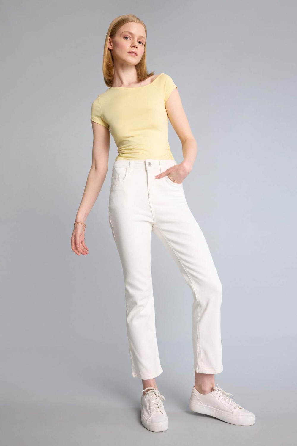 DeFacto Crop Flare Fit Yüksek Bel Paça Ucu Kesik Bilek Boy Jean Pantolon H5368AX26SM