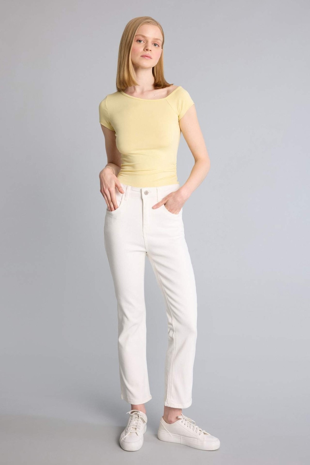 DeFacto Crop Flare Fit Yüksek Bel Paça Ucu Kesik Bilek Boy Jean Pantolon H5368AX26SM görsel 2