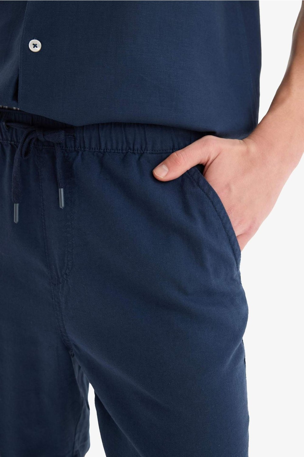 DeFacto Relax Fit Beli Bağcıklı Keten Karışımlı Bermuda Şort D9913AX25AU görsel 3