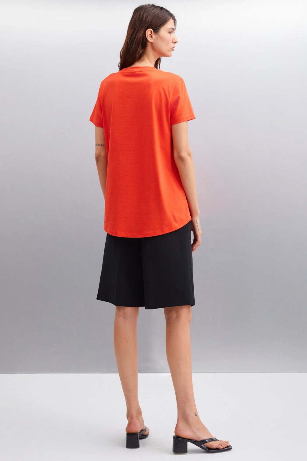 Grimelange Samantha Kadın %100 Organik Pamuklu Comfort Fit Arkası Uzun Basic Örme Beyaz T-shirt görsel 5