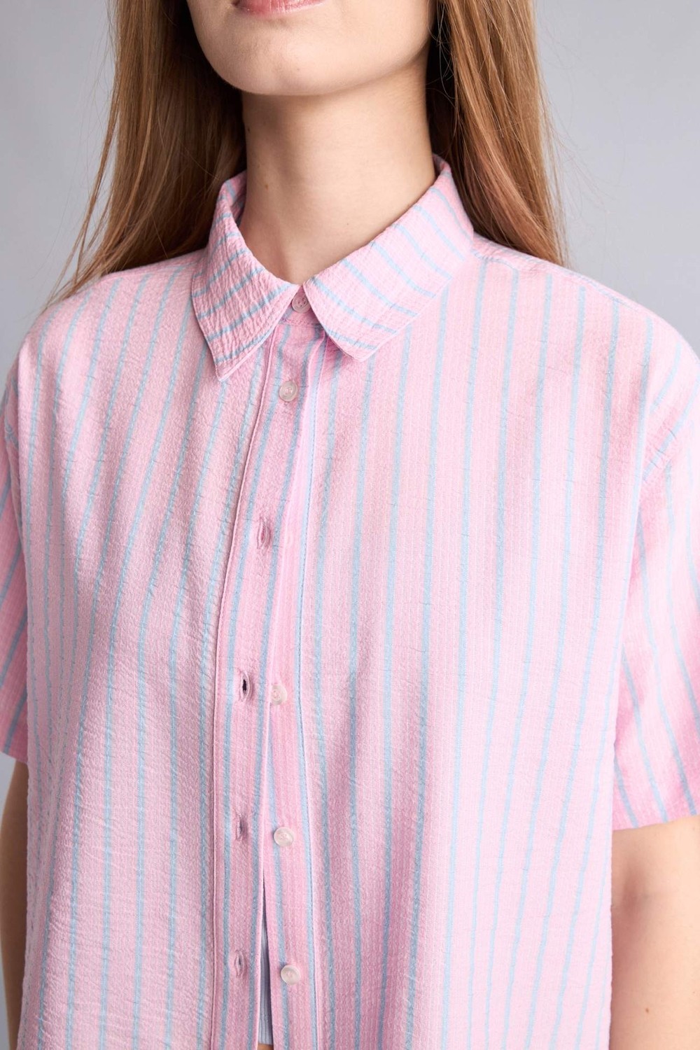 DeFacto Boxy Fit Gömlek Yaka Kısa Kollu Pembe Gömlek H6251AX26SM görsel 4