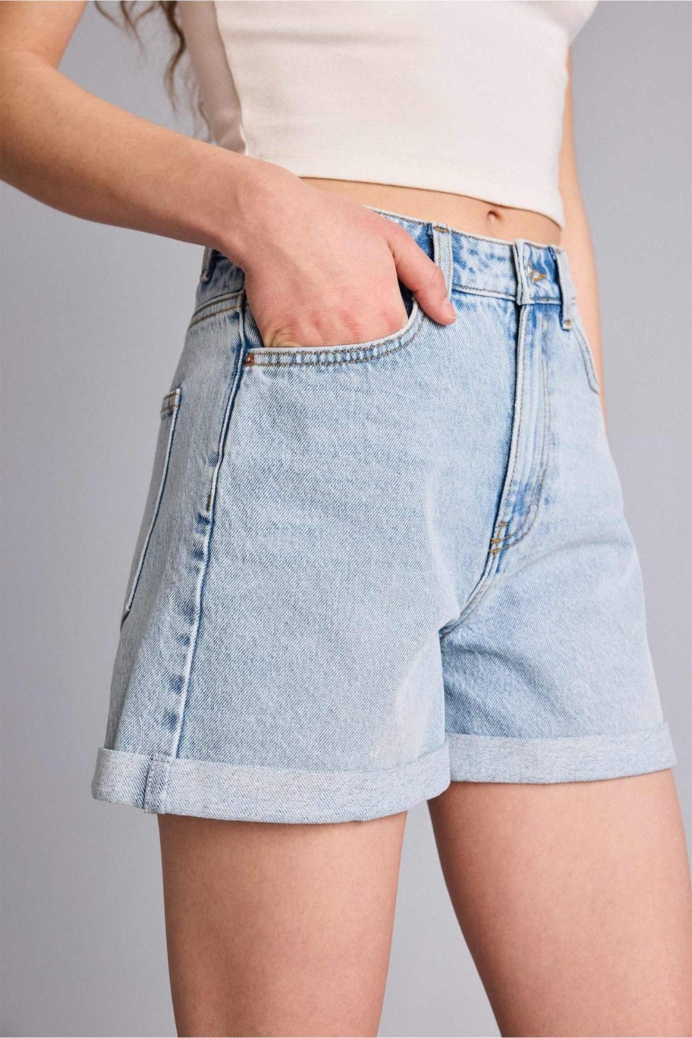 DeFacto %100 Pamuk Mom Fit Yüksek Bel Jean Şort H0637AX26SM görsel 4