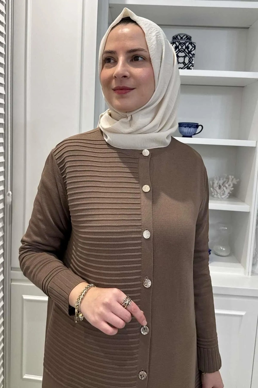 Rabia Şamlı Manolya Sütlü Kahve Triko Hırka Standart Beden Kadın İçin Şık Tasarım ve Rahat Kumaş görsel 6