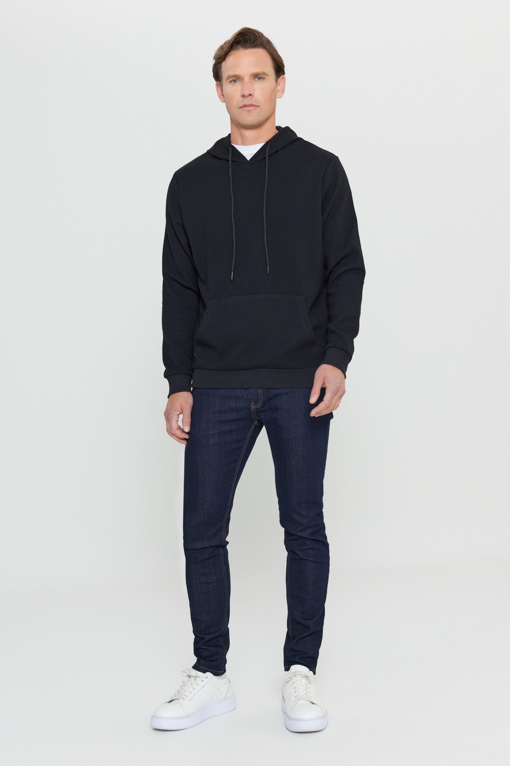 Altınyıldız Classics Erkek Siyah 2 İplik Sıcak Tutan Standart Fit Normal Kesim Kapüşonlu Dokulu Cepli Sweatshirt görsel 2