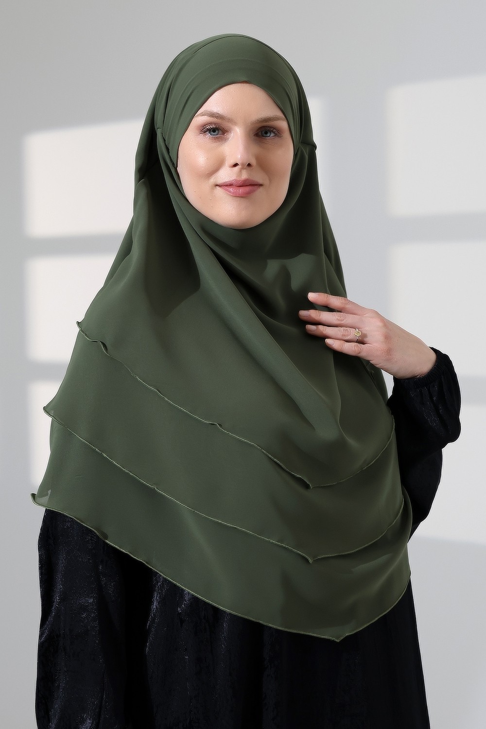 İhvan Online Tesettür Şifon Peçeli Üç Katlı Oval Sufle Khimar, Pratik Hijab Şal - Haki Yeşil (ZN1704)