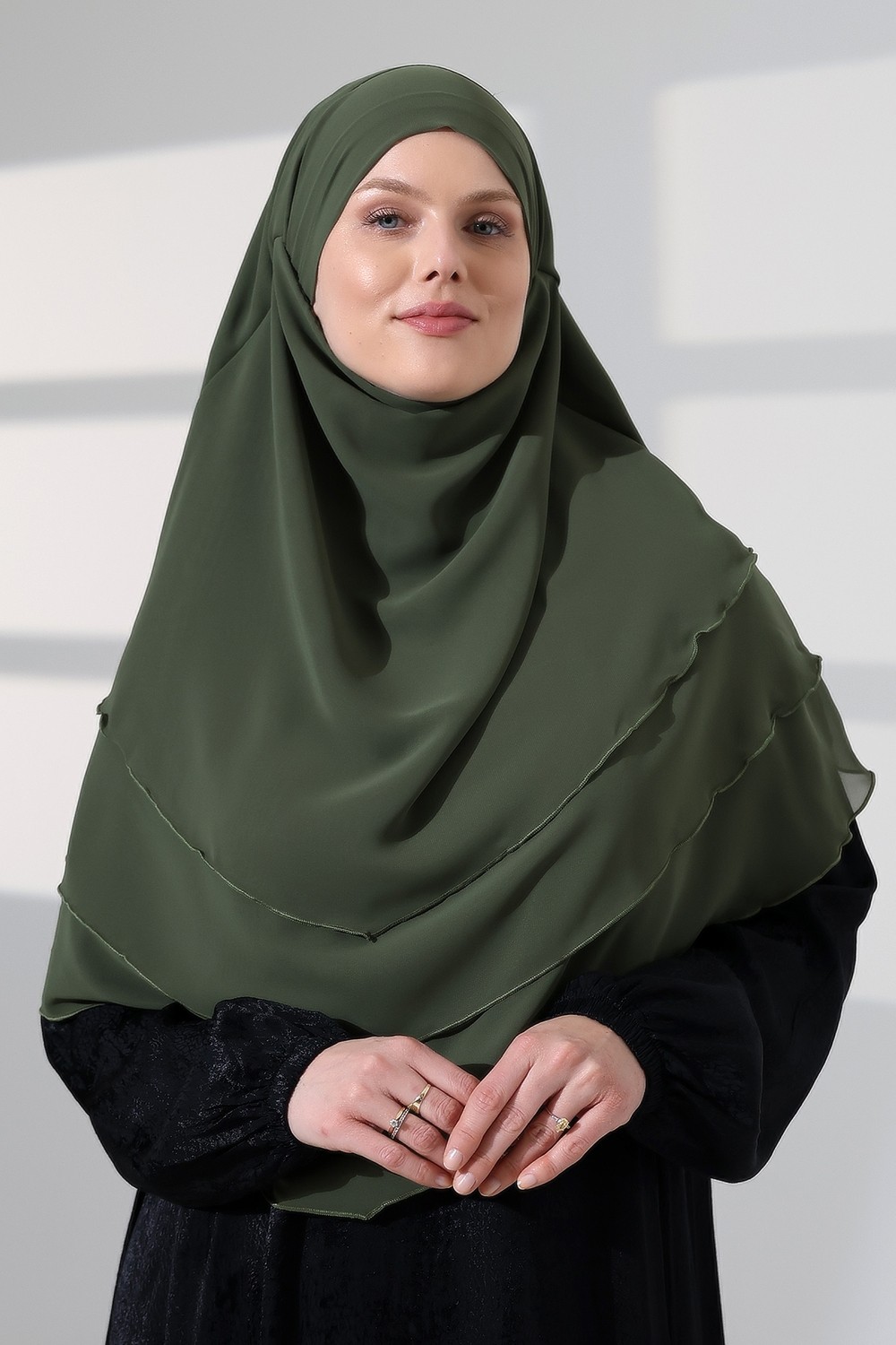 İhvan Online Tesettür Şifon Peçeli Üç Katlı Oval Sufle Khimar, Pratik Hijab Şal - Haki Yeşil (ZN1704) görsel 3
