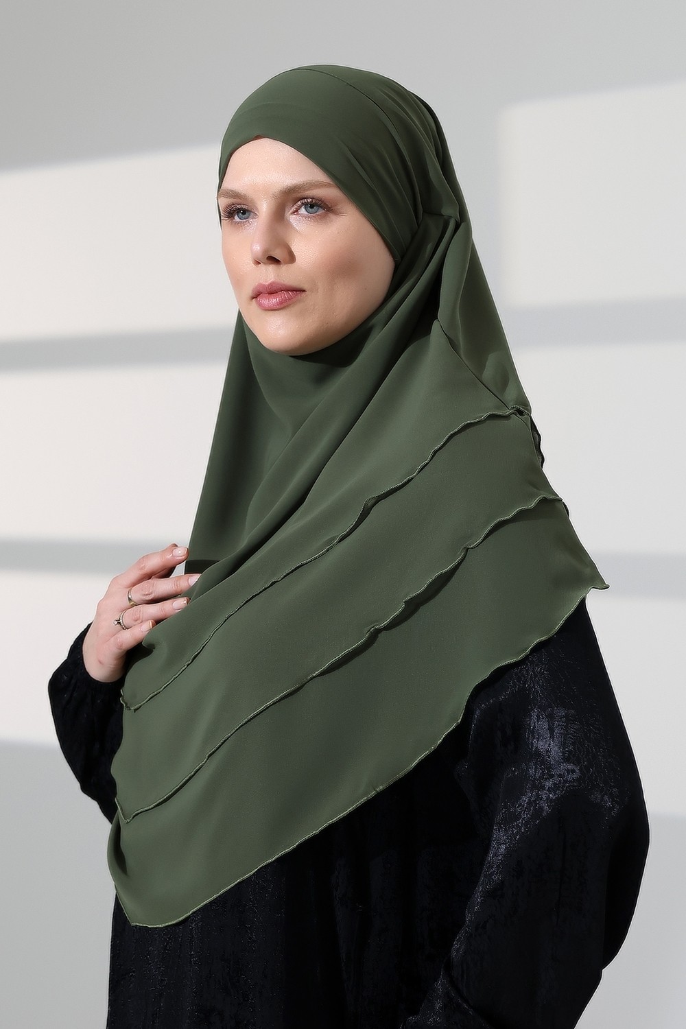 İhvan Online Tesettür Şifon Peçeli Üç Katlı Oval Sufle Khimar, Pratik Hijab Şal - Haki Yeşil (ZN1704) görsel 4