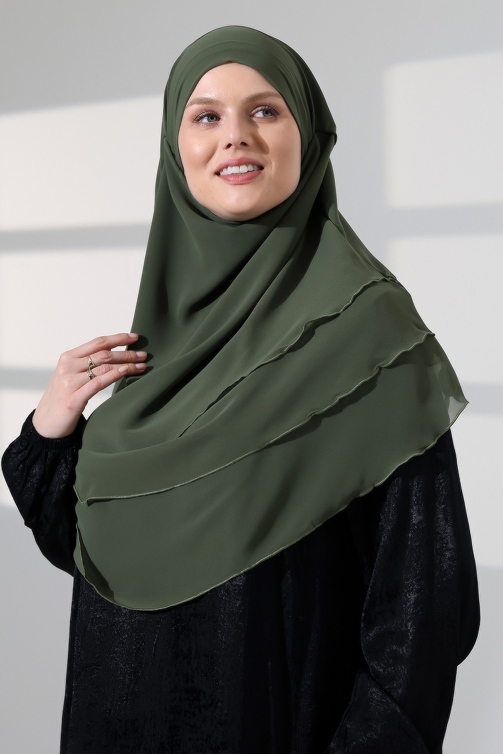 İhvan Online Tesettür Şifon Peçeli Üç Katlı Oval Sufle Khimar, Pratik Hijab Şal - Haki Yeşil (ZN1704) görsel 7