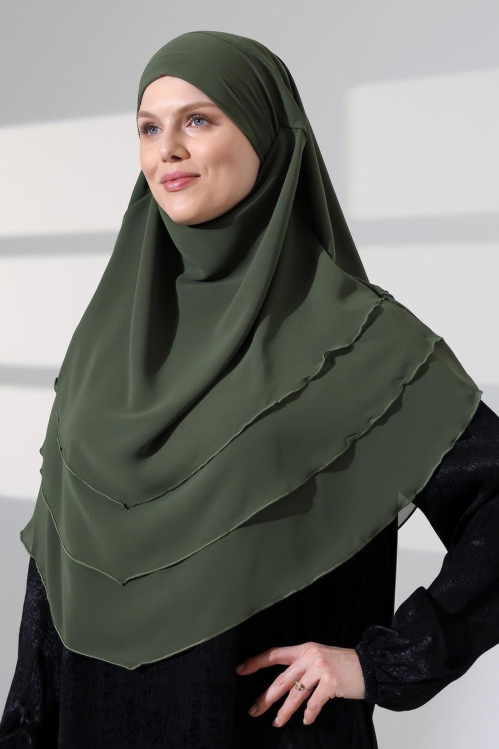 İhvan Online Tesettür Şifon Peçeli Üç Katlı Oval Sufle Khimar, Pratik Hijab Şal - Haki Yeşil (ZN1704) görsel 8
