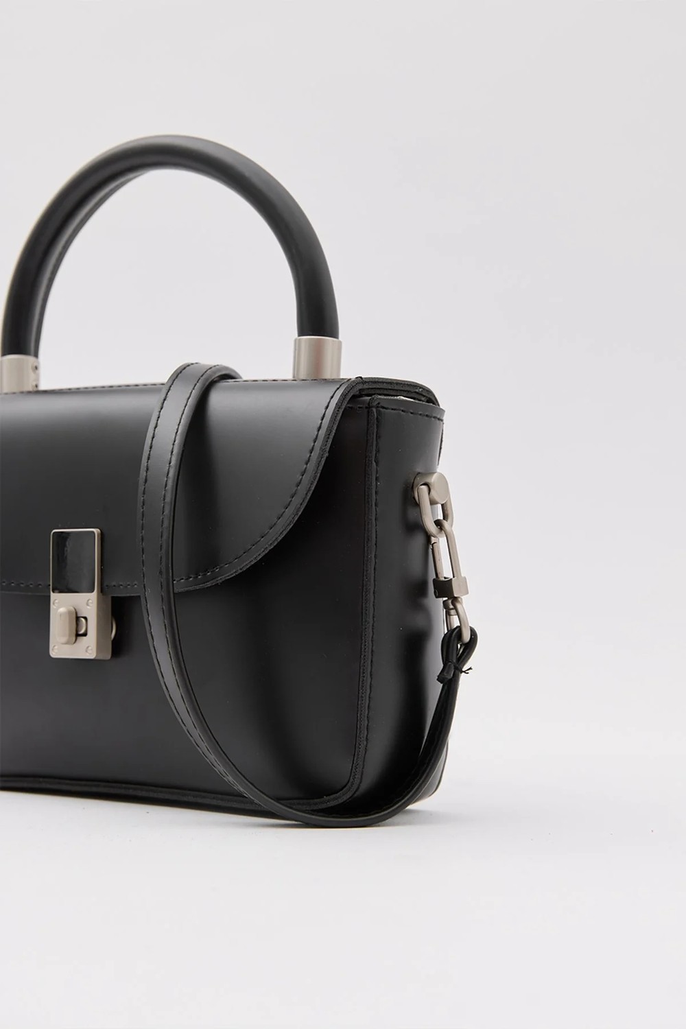Shule Bags Cobble Small Siyah Çapraz Çanta Suni Deri Şık Tasarım ve Güvenli Klips Kapama görsel 7