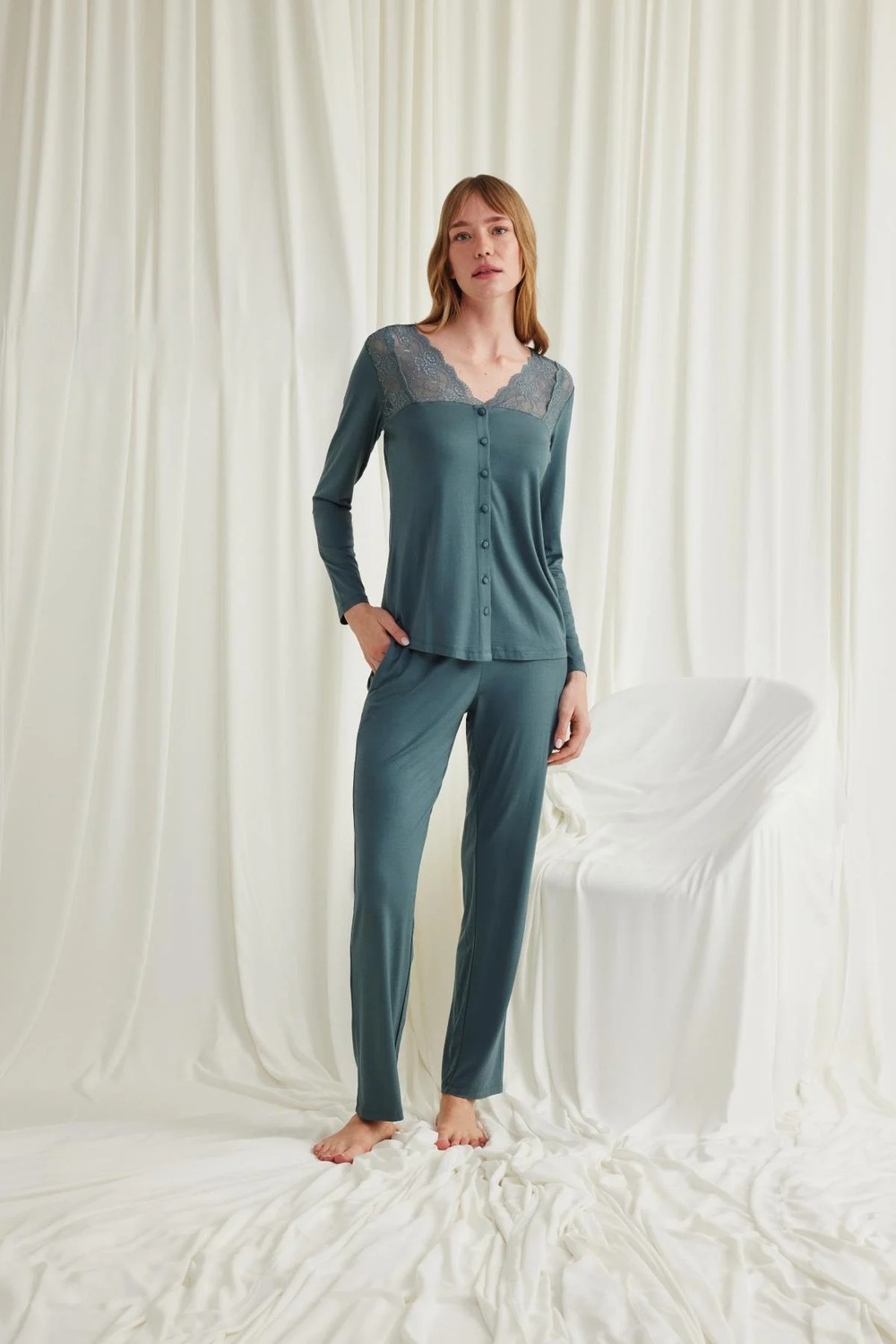 MiraLive Yakası Omzu ve Paçası Dantelli Boydan Düğmeli Pijama Takımı