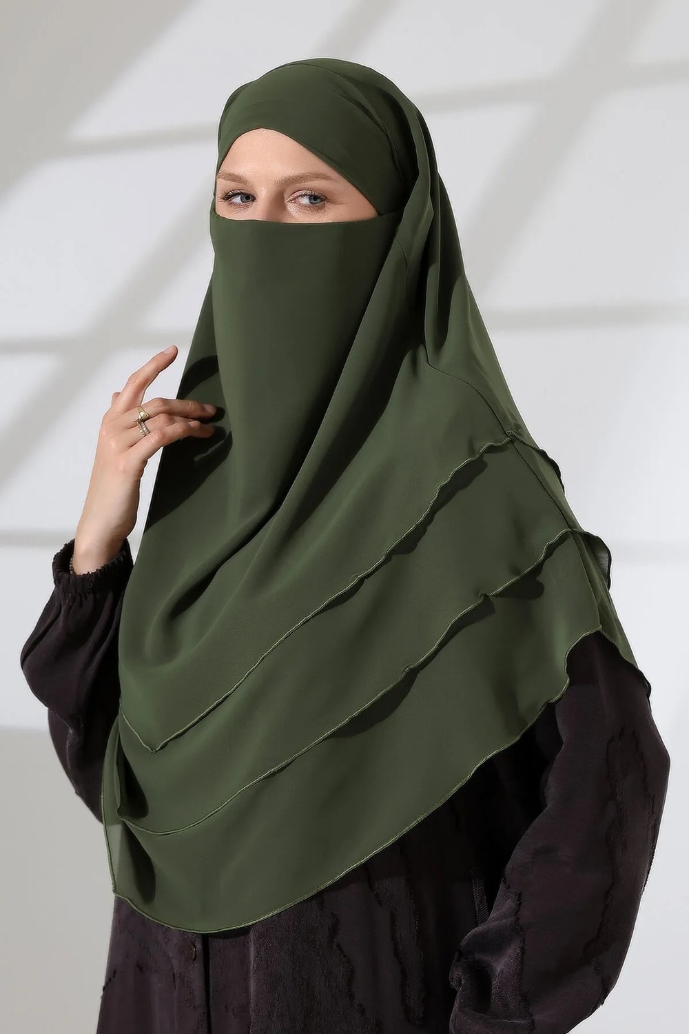 İhvan Online Tesettür Şifon Peçeli Üç Katlı Oval Sufle Khimar, Pratik Hijab Şal - Haki Yeşil (ZN1704) görsel 2