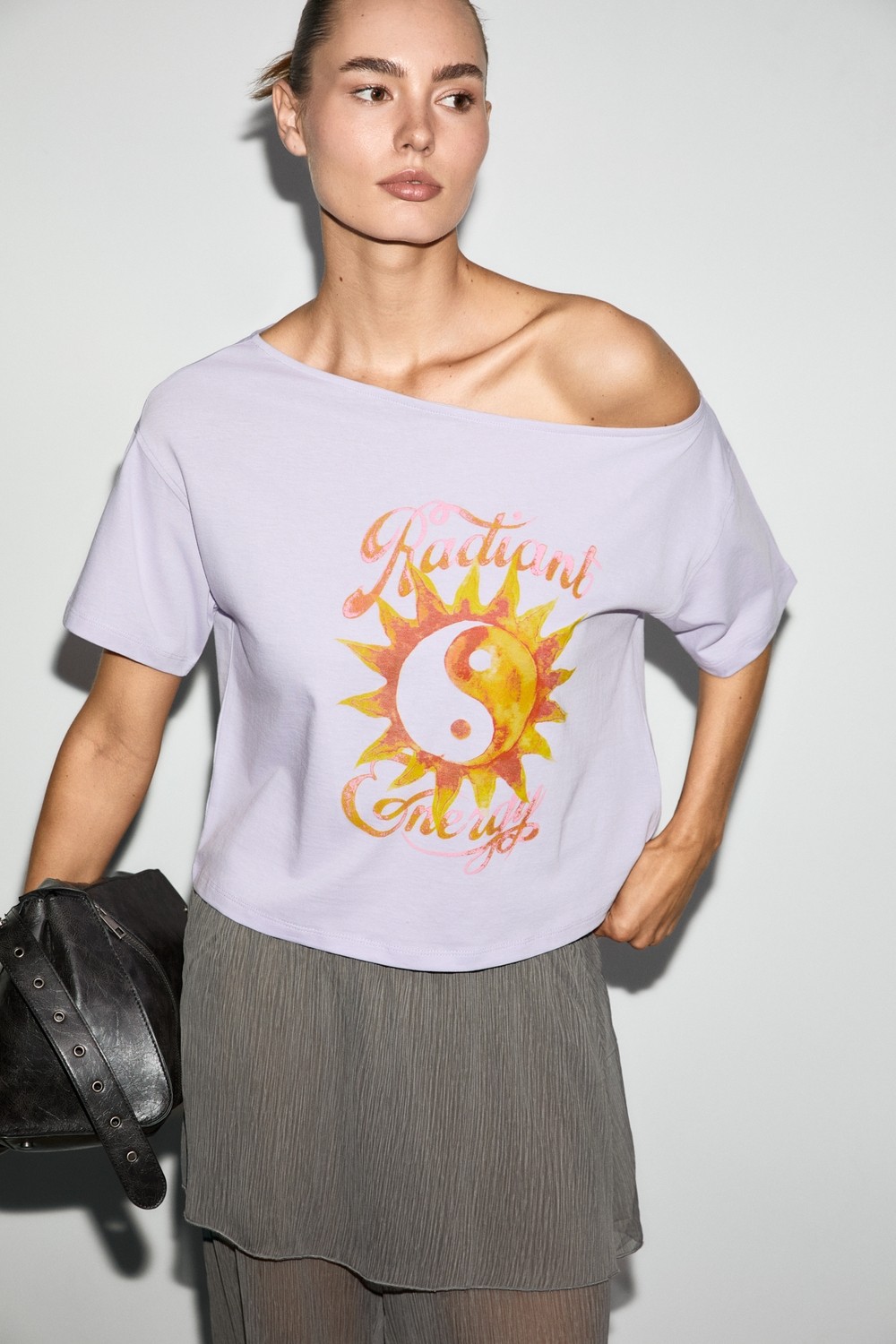 Grimelange QALY Kadın Kayık Yaka Tek Omuz Kısa Kol Ön Ve Arka Baskı Detaylı Relaxed Ekru T-Shirt