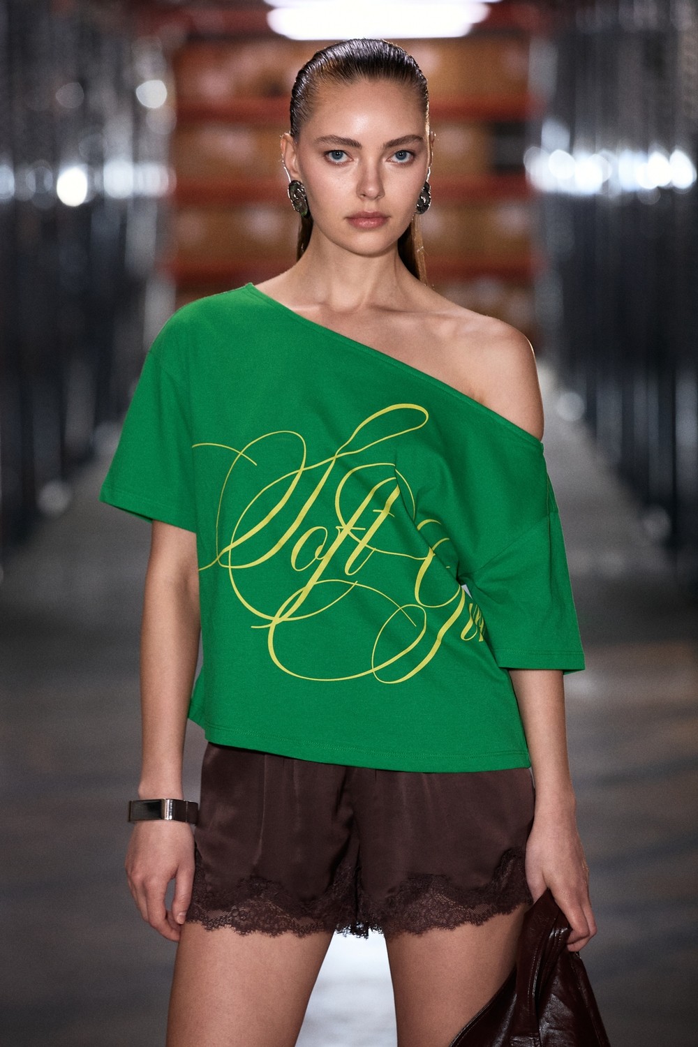 Grimelange QALY Kadın Kayık Yaka Tek Omuz Kısa Kol Ön Ve Arka Baskı Detaylı Relaxed Ekru T-Shirt