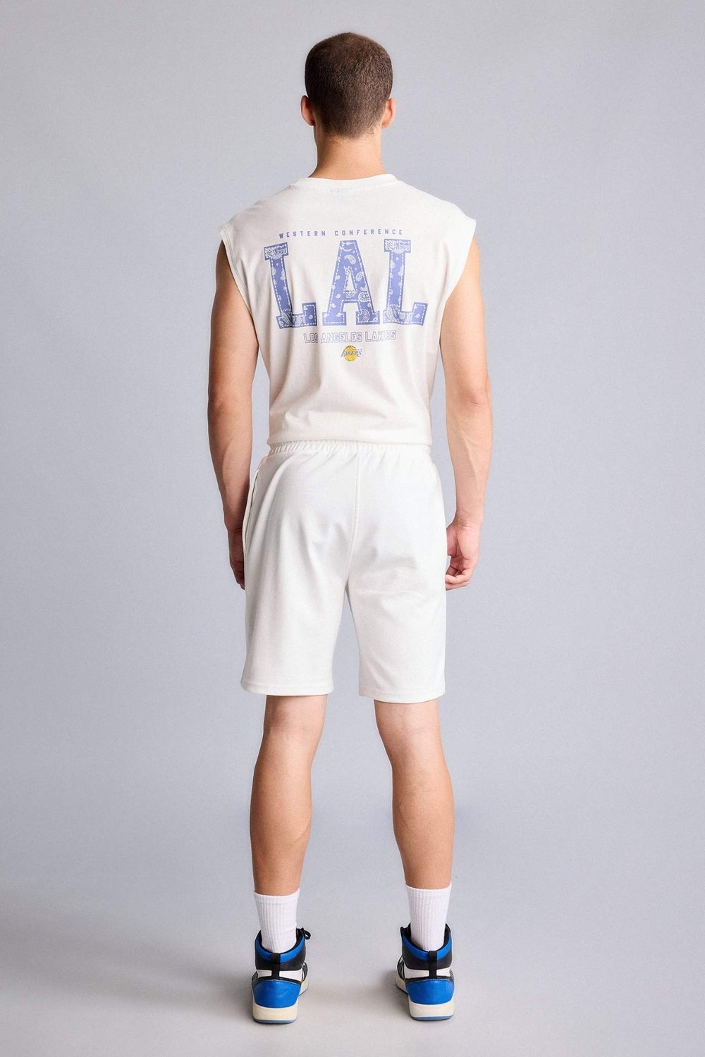 DeFacto %100 Pamuk NBA Los Angeles Lakers Lisanslı Standart Fit Ekru Şort H3853AX26SM görsel 4