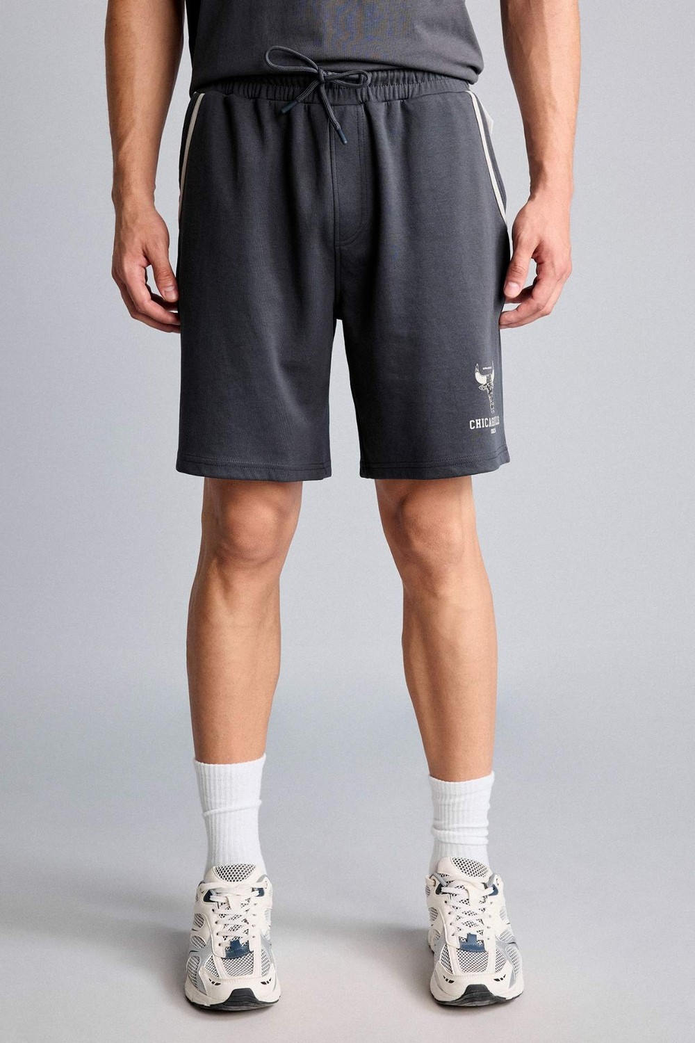 DeFacto %100 Pamuk NBA Chicago Bulls Lisanslı Standart Fit Elastik Bel Antrasit Şort H3862AX26SM