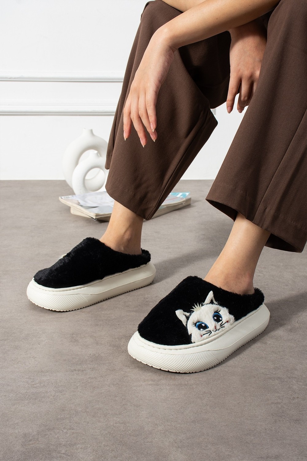 Polomia Comfort Poppy Berlin Kadın Figürü Sevimli Pijama Kedi Desen Peluşlu Hafif Kaymaz Eva Taban Kışlık Terlik görsel 3