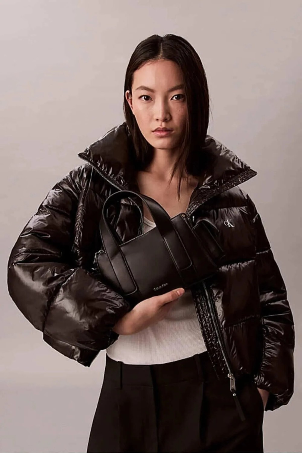 Calvin Klein Siyah Omuz Çantası Şık Görünüm ve Ergonomik Tasarım ile Günlük Kullanım İçin görsel 5