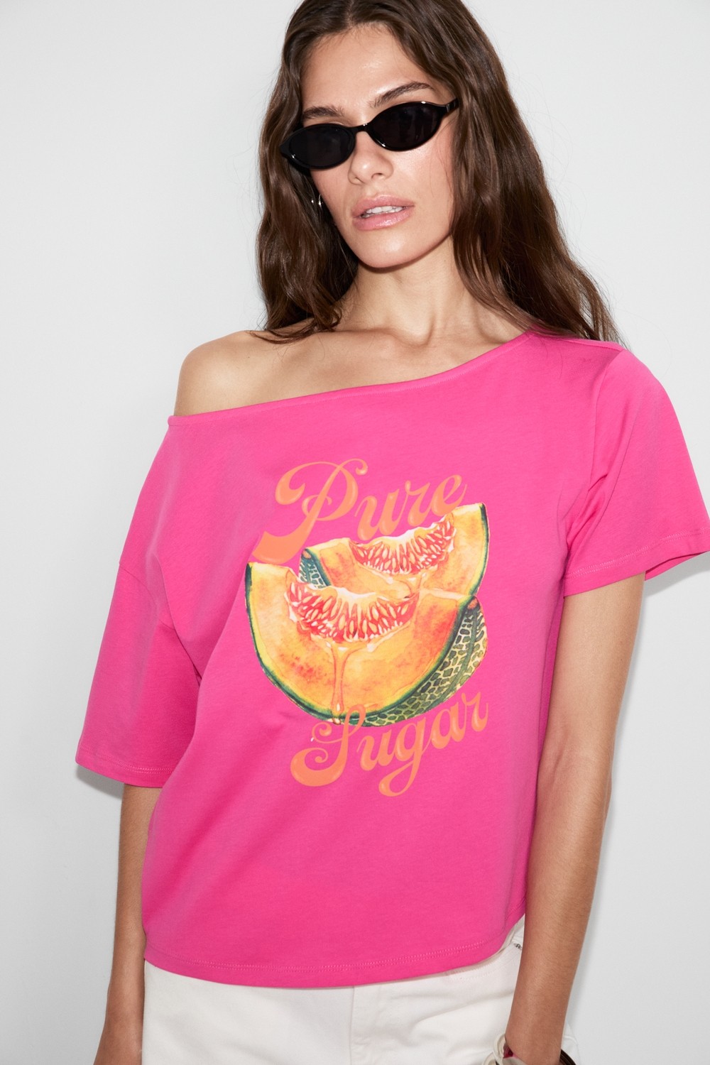 Grimelange QALY Kadın Kayık Yaka Tek Omuz Kısa Kol Ön Ve Arka Baskı Detaylı Relaxed Ekru T-Shirt