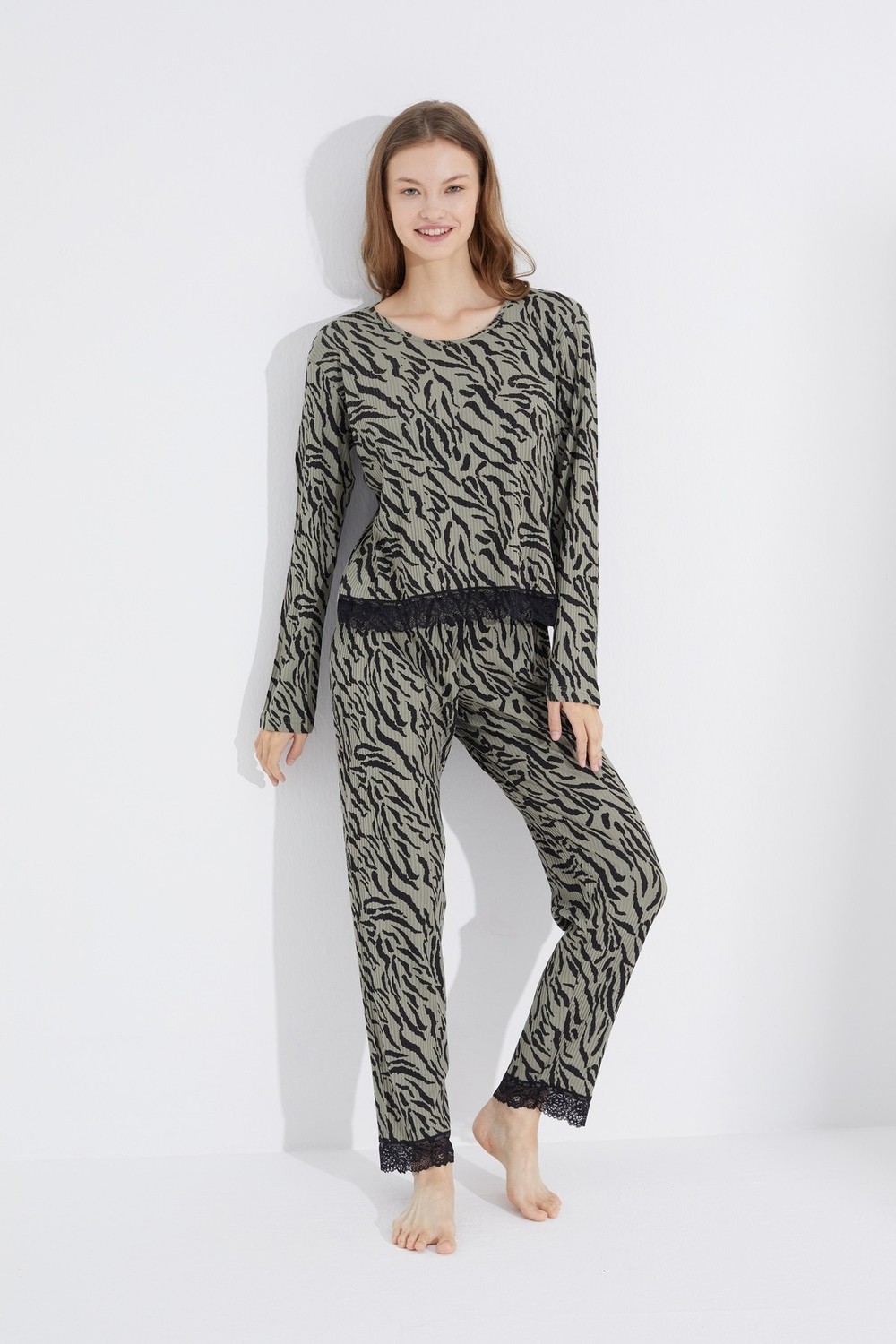 Siyah İnci Yeşil Siyah Dantel Detaylı Örme Pijama Takım