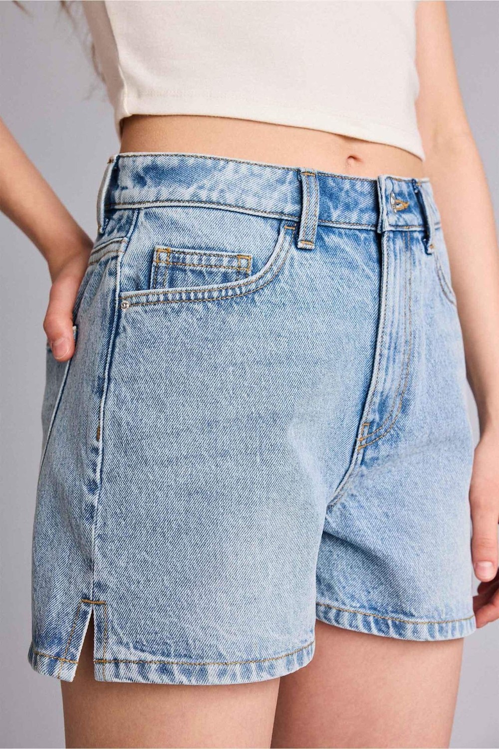 DeFacto %100 Pamuk Mom Fit Yüksek Bel Crop Fit Jean Şort H0638AX26SM görsel 4