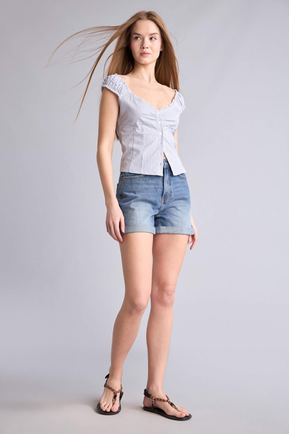 DeFacto %100 Pamuk Mom Fit Yüksek Bel Crop Fit Jean Şort H0596AX26HS görsel 2
