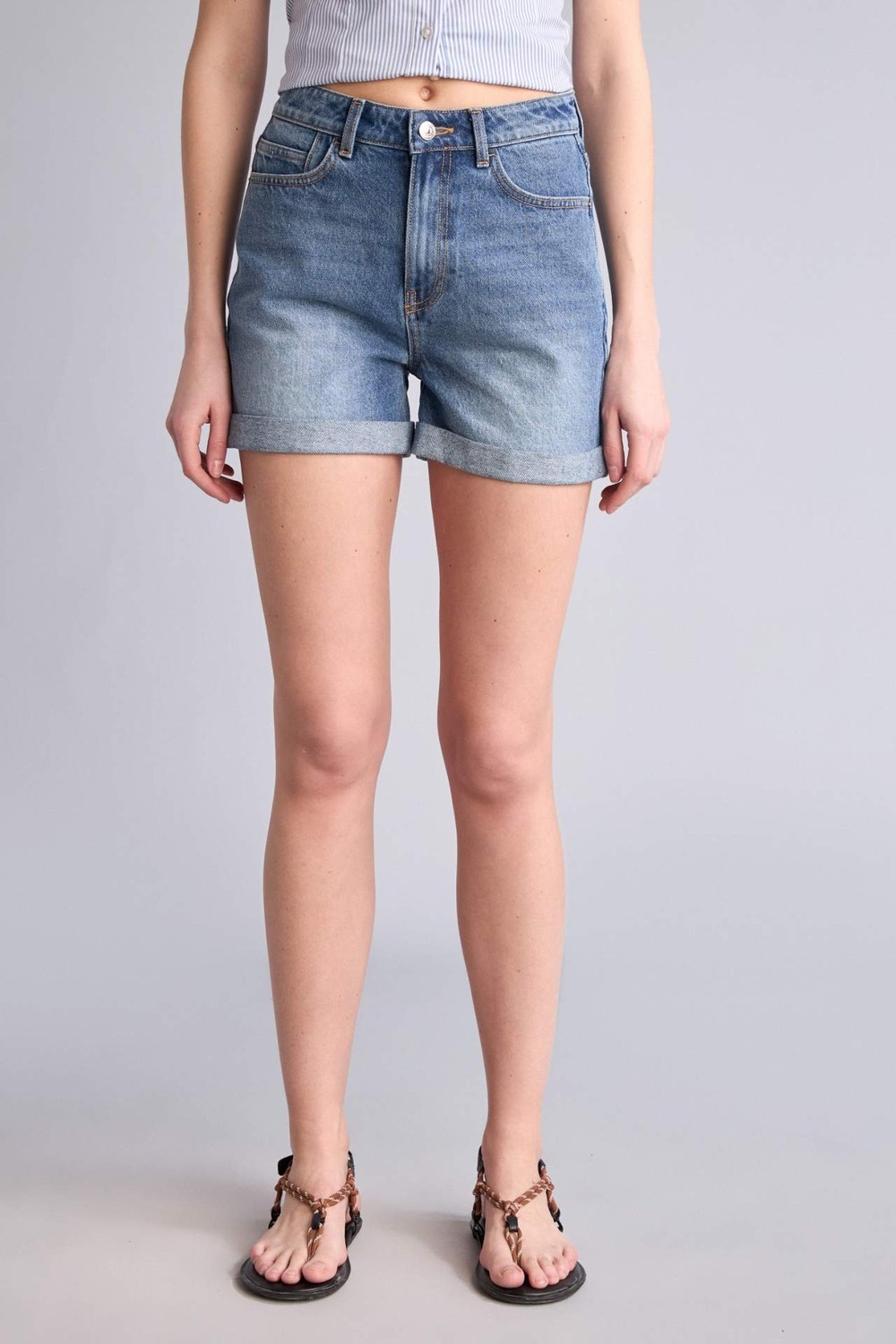 DeFacto %100 Pamuk Mom Fit Yüksek Bel Crop Fit Jean Şort H0596AX26HS görsel 3