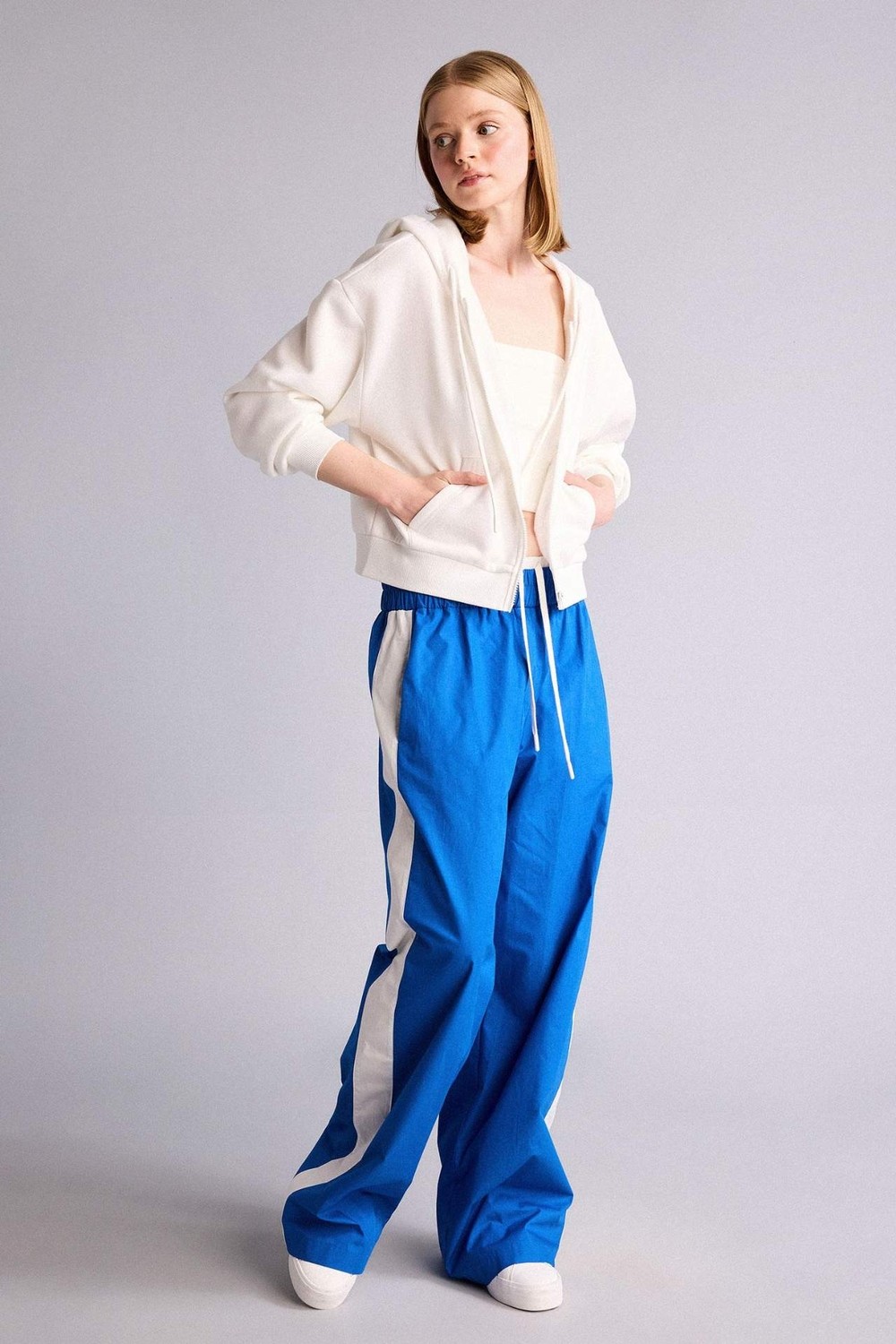 DeFacto Cropped Fit Kapüşonlu Kalın Kumaş Sweatshirt Hırka Z7069AZ26AU görsel 2