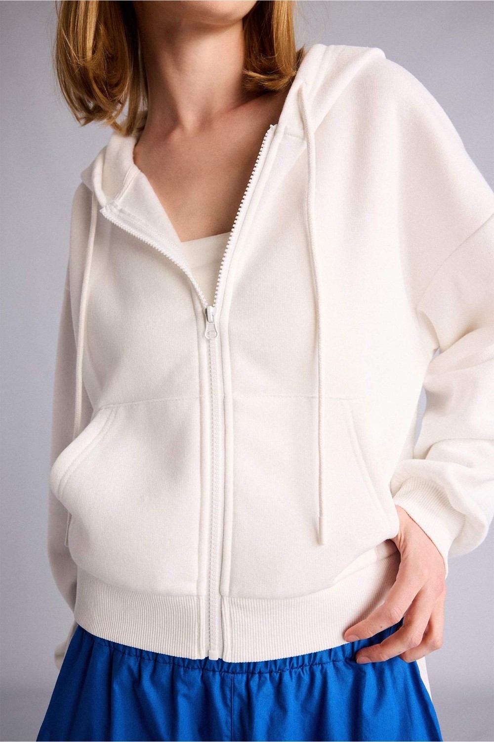 DeFacto Cropped Fit Kapüşonlu Kalın Kumaş Sweatshirt Hırka Z7069AZ26AU görsel 3