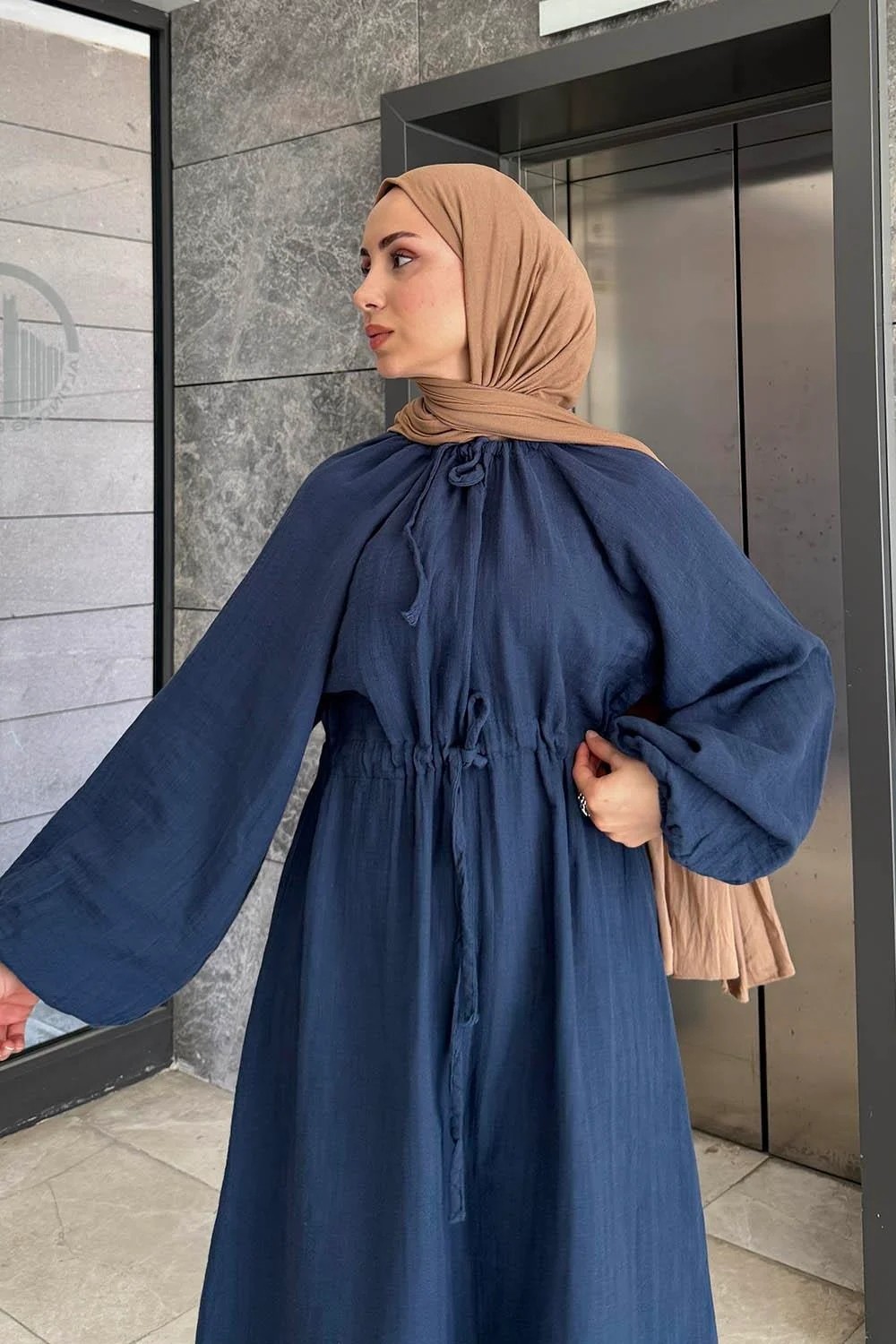 Lamelif Balon Kol Bağlamalı Tesettür Elbise Düz Desenli Pamuk-Polyester Malzeme ile Günlük Kullanım İçin Lacivert görsel 7