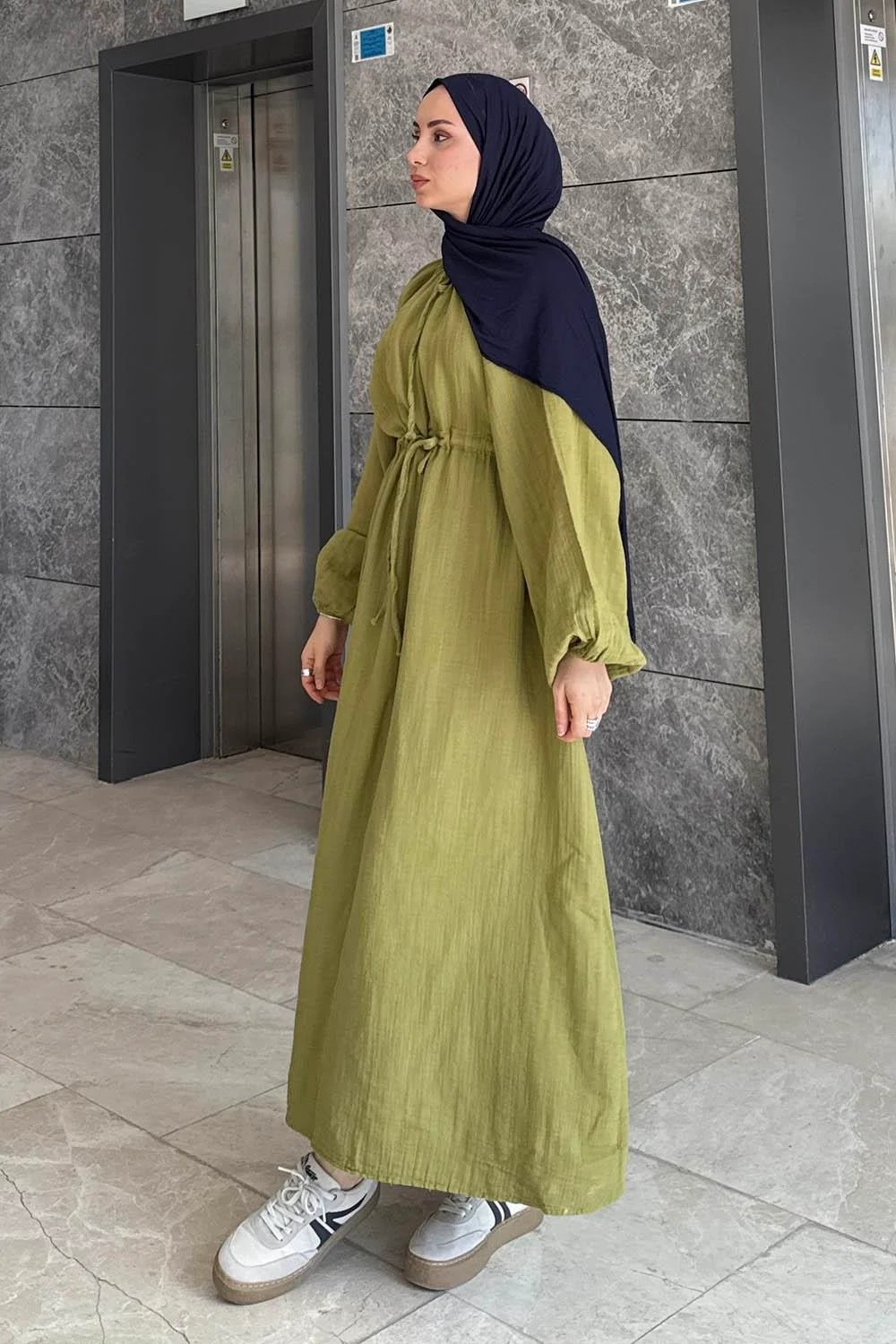 Lamelif Balon Kol Bağlamalı Tesettür Elbise Düz Desenli Pamuk-Polyester Malzeme ile Günlük Kullanım İçin Lacivert görsel 2