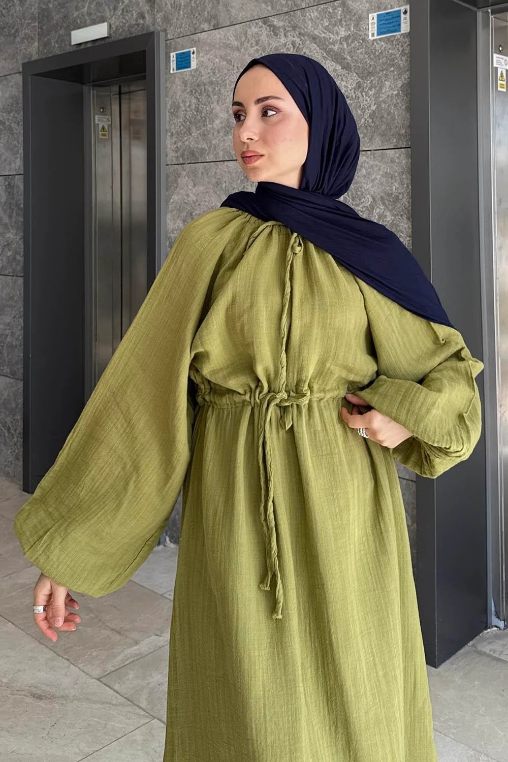 Lamelif Balon Kol Bağlamalı Tesettür Elbise Düz Desenli Pamuk-Polyester Malzeme ile Günlük Kullanım İçin Lacivert görsel 3