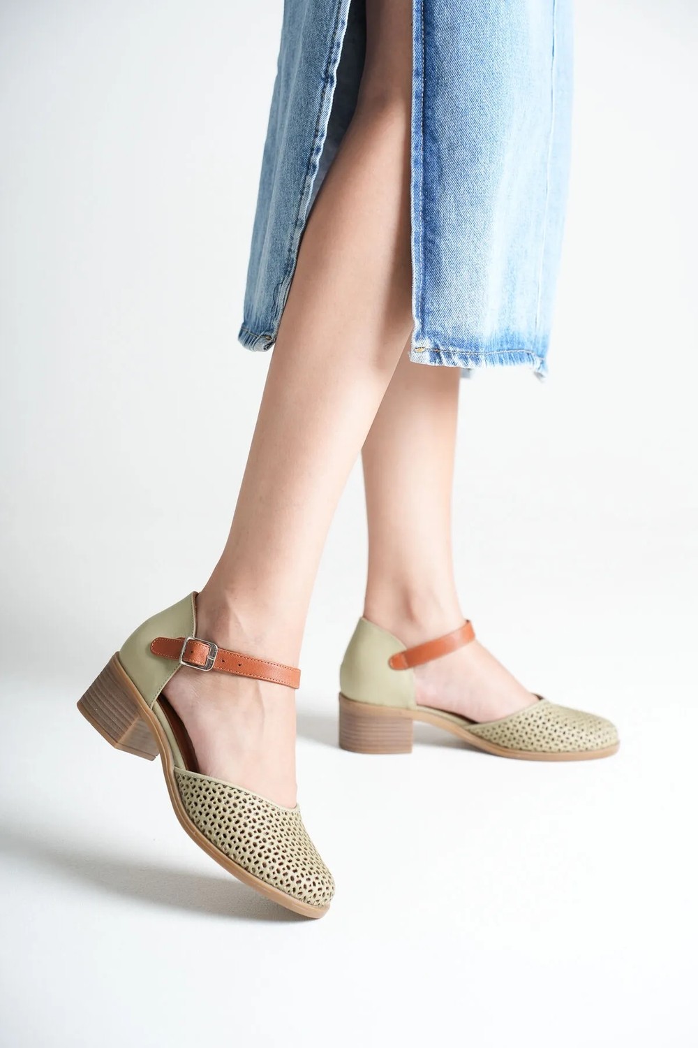 Analin Shoes Kadın Hakiki Deri Burnu Kapalı Delikli Sandalet - Gümüş