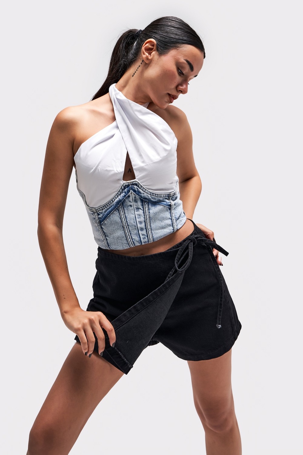 It's Basic Kadın Taşlanmış Siyah Renk Belden Bağcıklı Denim Şort Etek görsel 2