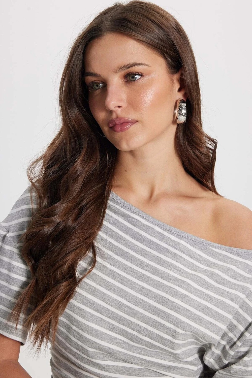 Tudors Kadın Regular Fit Klasik Kesim Asimetrik Yaka Çizgili Likralı Gri Viskon Crop Bluz görsel 3